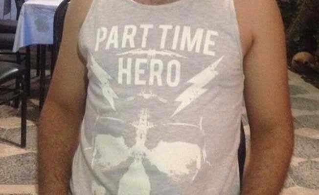 'Part Time Hero' tişörtüne gözaltı