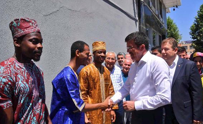 Afrikalı öğrencilerden Bakan Zeybekci'ye karşılama!
