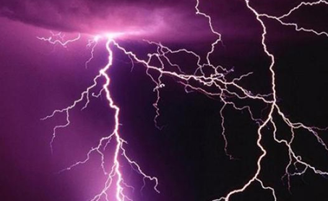 Hindistan'da yıldırım düştü: 11 ölü