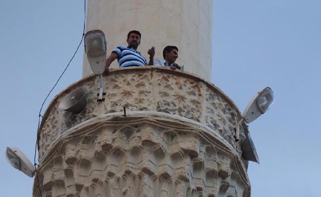 Telefonla görüşmek isteyenler minareye çıkıyor!