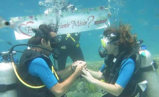 Denizin 10 metre altında evlenme teklifi!