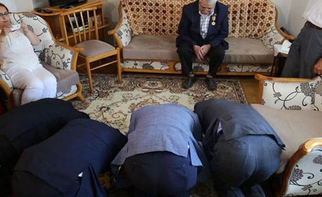 Önünde eğildiler... Herkes ağladı