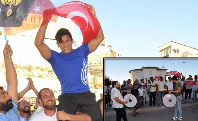 Şampiyon sporcuya davul-zurnalı karşılama