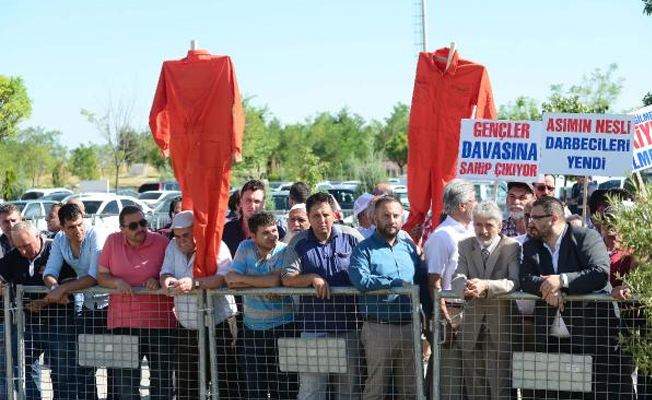 15 Temmuz'un en kritik davası protestolarla başladı