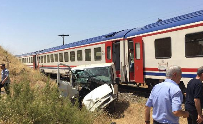 Tren minibüse çarptı! Yaralılar var!