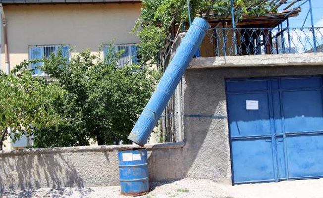 Eşi yorulmasın diye evinden çöp bidonuna boru döşedi!