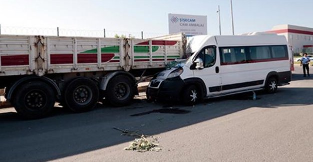 İşçi servisi TIR'a çarptı: 17 yaralı