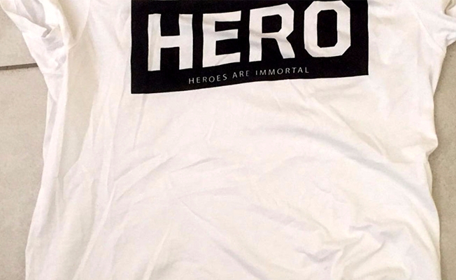 'Hero' tişörtü giyen kişi sınır dışı edildi