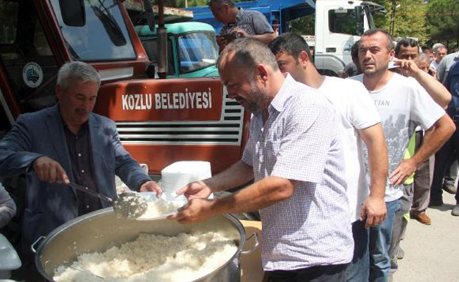 Makam aracı için kestirdiği kurbanın etini personele dağıttı!