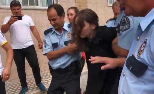Balkonda intihara kalkışan kadını polis kurtardı!