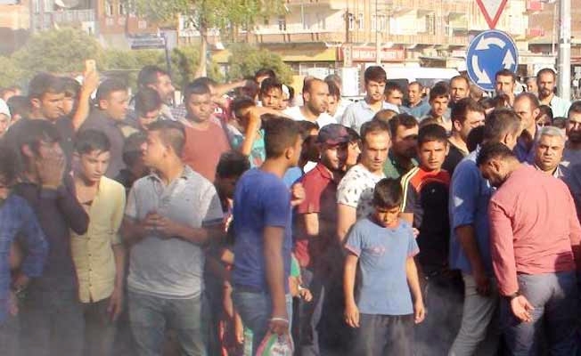 Elektrik kesintilerini, yol kapatıp protesto ettiler