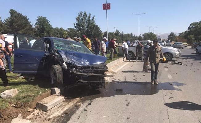 Zincirleme trafik kazası! Çok sayıda yaralı var!