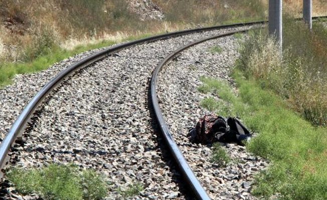 Raydan geçen kadına tren çarptı!