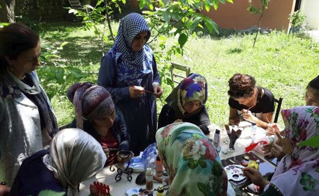 Van Gölü sahilinden topladıkları taşları sanata dönüştürüyorlar!