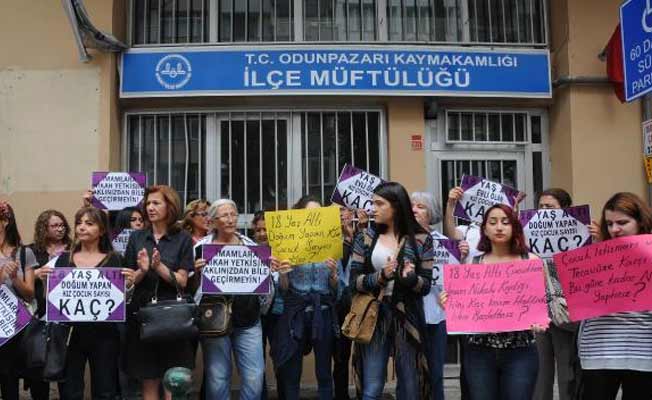 Eskişehir'li kadınlardan müftülük önünde protesto!
