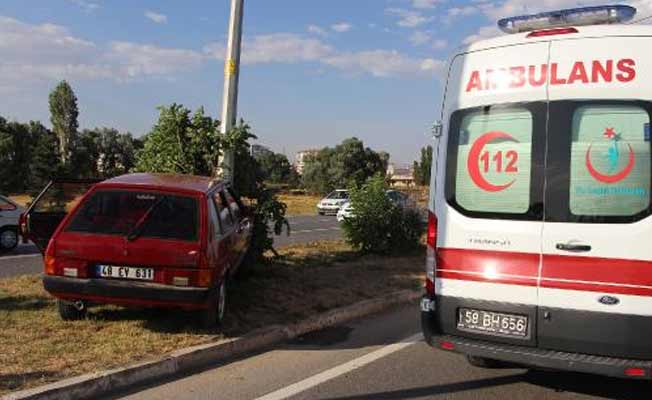 Aydınlatma direğine çarptı: 4 yaralı!