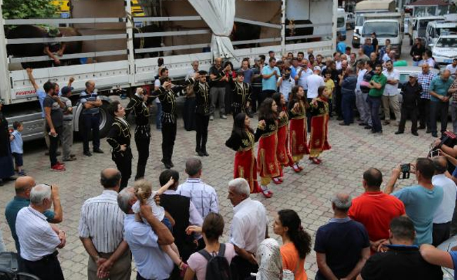 Aydın ve Muğla'dan yola çıkan boğaları, halkoyunlarıyla karşıladılar!