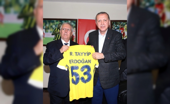 Fenerbahçe'nin Soyunma Odasına İnen Erdoğan'a Aziz Yıldırım'dan Özel Forma