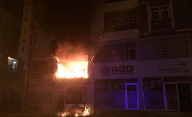 Büro alev alev yandı