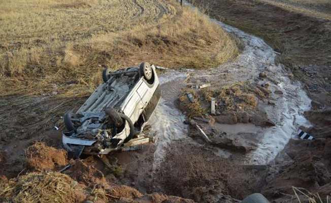 Sele kapılan araç devrildi: 5 yaralı