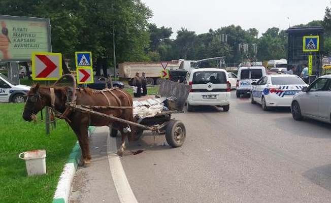 At arabası ile kaçmaya çalışırken polis aracına çarptı