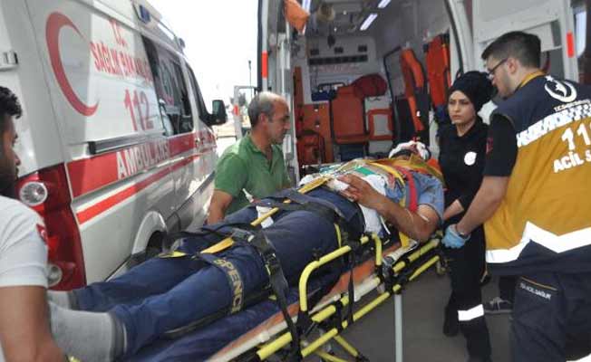 Minibüs karşı yönden gelen otomobil ile çarptı: 7 yaralı