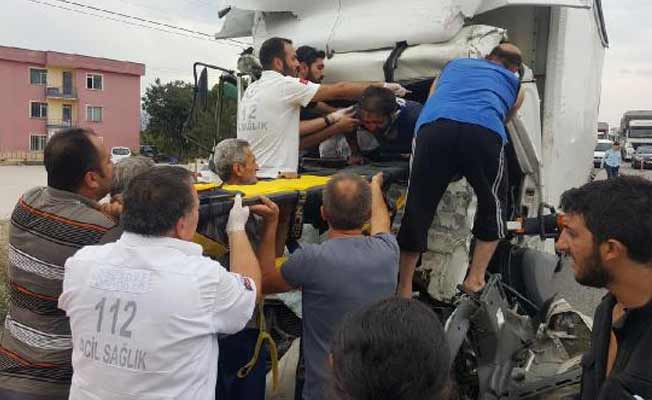 Tıra sıkışan kamyon sürücüsü "Beni kurtarın" diye feryat etti