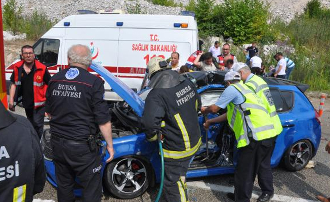 Ambulansa otomobil çarptı!