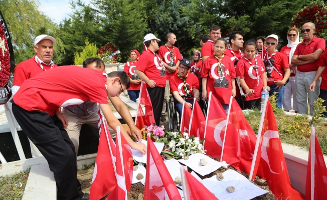 Engelli izciler şehitin yakınlarını duygulandırdı
