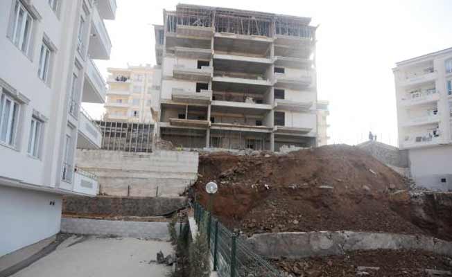 İstinat duvarı çöktü!