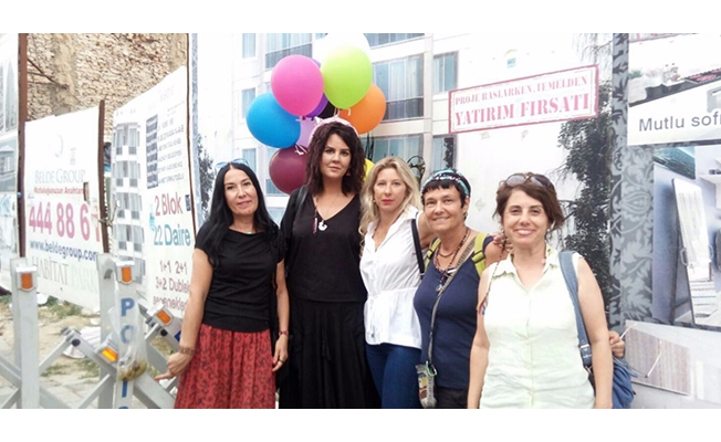 Yazarların balonları polis engeline takıldı!