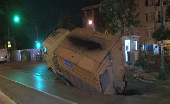 Maltepe'de asfalt çalışması yapan kamyon çöken yola düştü