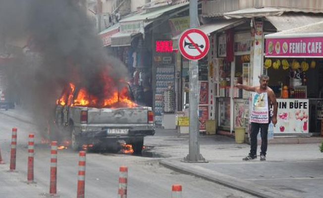 Protesto için adliye önünde park ettiği kamyonetini yaktı!