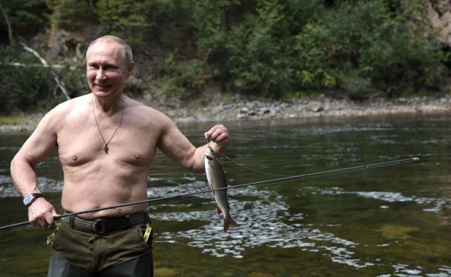 Putin’den yeni bir şov: Balık tuttu