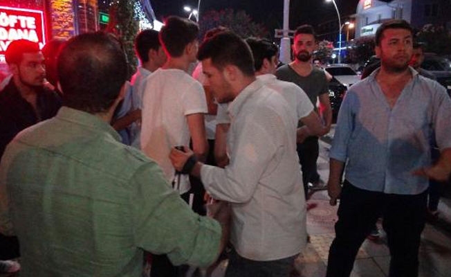 Yolda evlilik teklifine polisten izin çıkmadı!