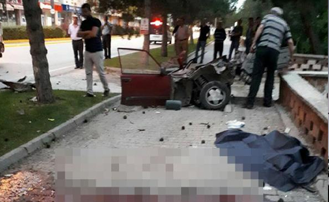 Eskişehir'de korkunç kaza! Ağaca çarpan otomobil ikiye bölündü