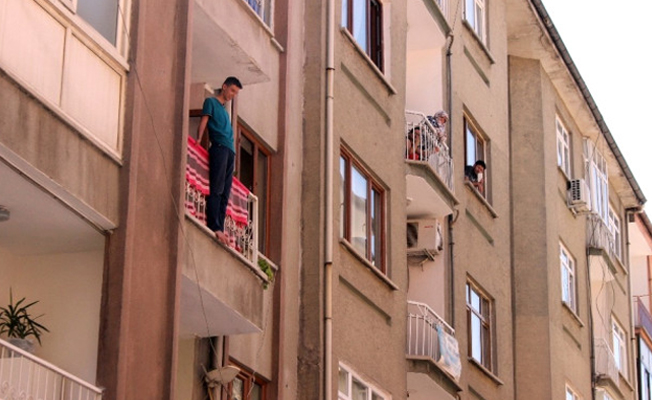 Engelli çocuk balkondan atlamaya kalktı komşusu kurtardı!