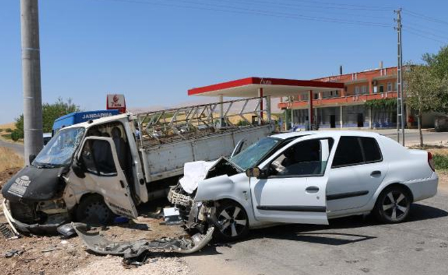 Otomobille kamyonet çarpıştı:5 yaralı!