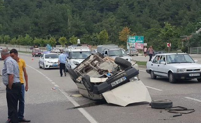 Kontrolden çıkan araç takla atarak karşı şeride geçti: 3 yaralı