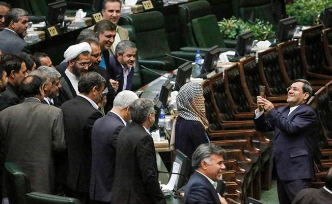 İran'da fotoğraf çektirme çabaları tartışma yarattı...