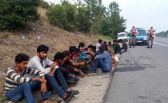 Şüphe üzerine durdurulan otobüste 63 kaçak yakalandı!