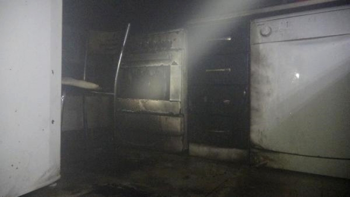 Komşusunun evinden gelen tadilat sesine kızan kadın, benzin döküp oturduğu evi yaktı!