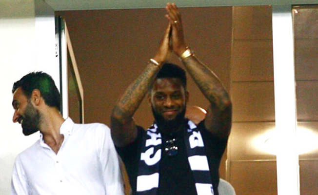 Lens, Beşiktaş'lı taraftarları selamladı