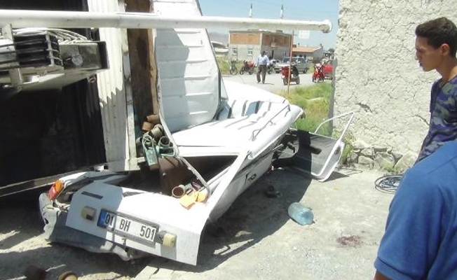 Konya'da dehşet kaza! Kamyon otomobilin üzerine devrildi!