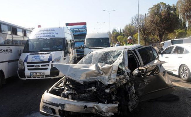 2 otomobilin çarpıştığı kazada 3 kişi yaralandı!