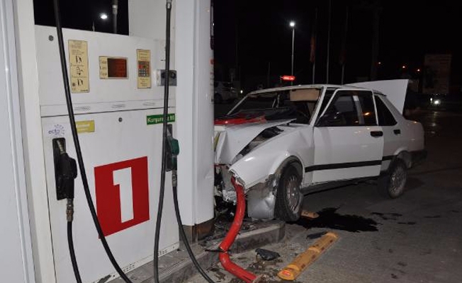 Otomobil akaryakıt istasyonuna daldı! 2'si çocuk 4 kişi yaralandı