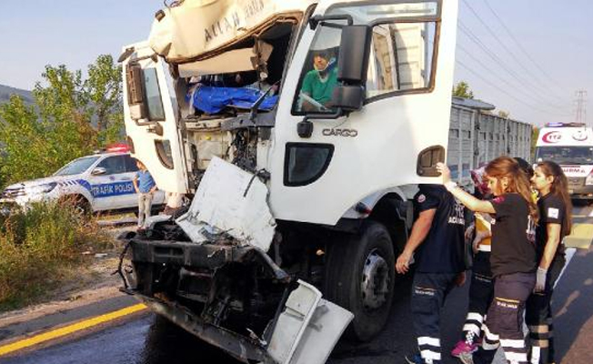 Freni boşalan kamyon; otomobil, beton mikseri ve tır'a çarparak durdu