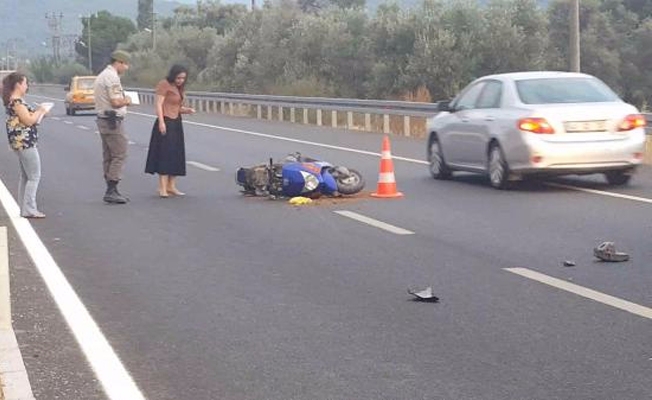 Otomobilin çarptığı motosiklet sürücüsü hayatını kaybetti
