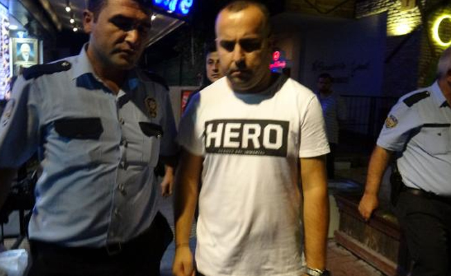 Meyve suyu içerken 'HERO' tişörtünden gözaltına alındı!