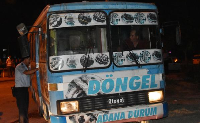 Zabıtaya karşı 'seyyar köfteci direnişi' eşiyle kendisini minibüse kilitledi
